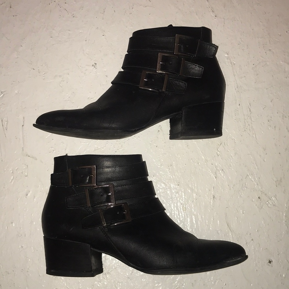 Black leather Via Spiga booties size 7.5